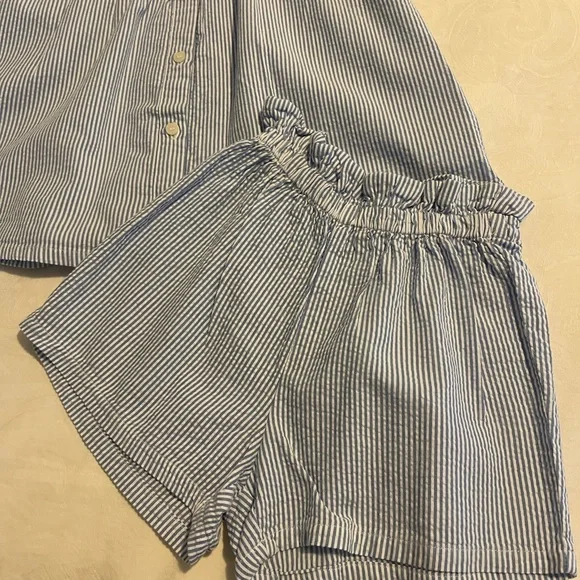 Practically New : H& M summer ruffle outfit ( fits bigger) size 3T - Picture 6 of 7